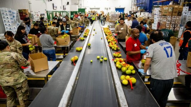 California national guardsmen sort food at food bank. (SRN NEWS/AP photo)