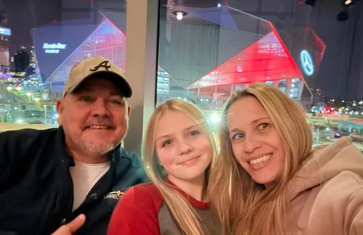 Jaylyn Fehr with her parents.
(GoFundMe)